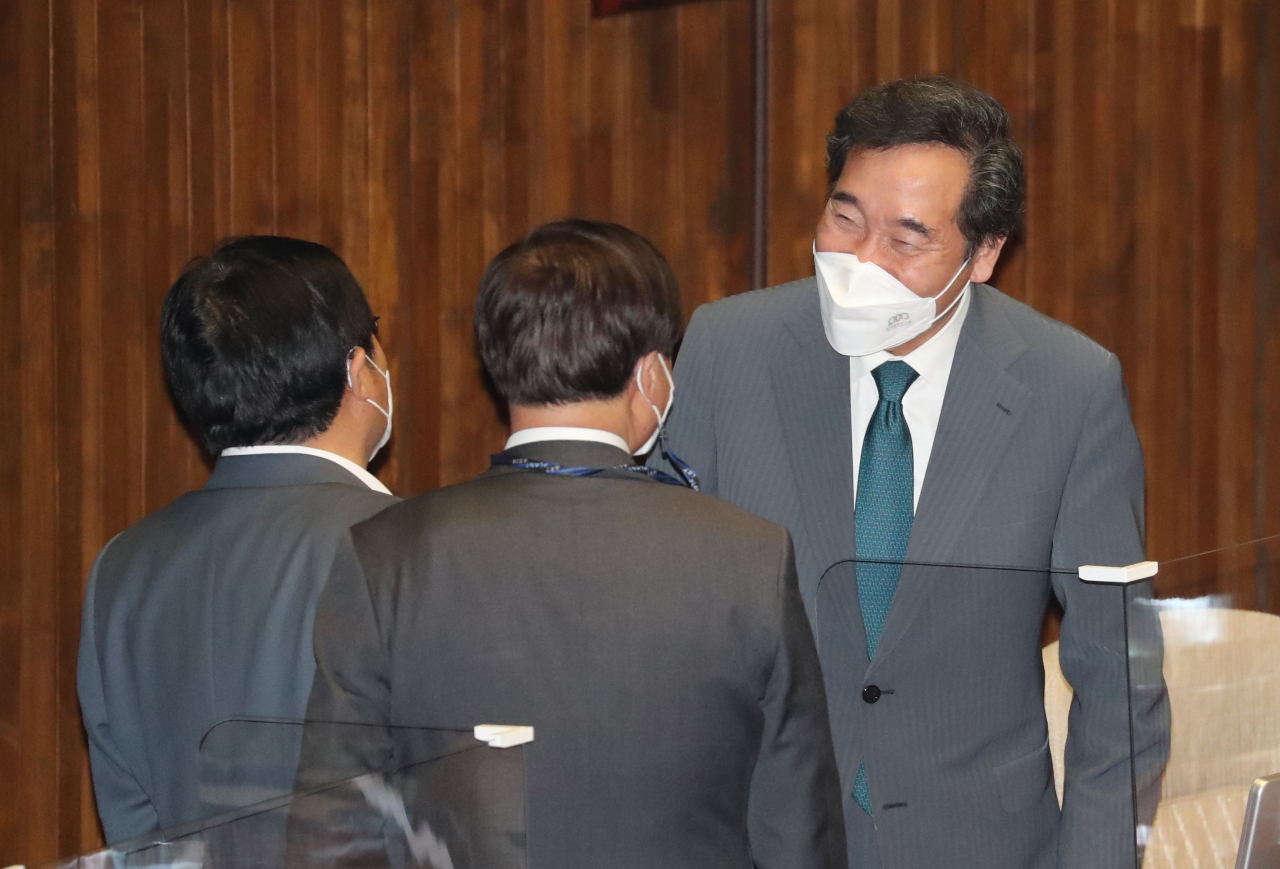 이낙연 더불어민주당 전 대표가 29일 국회 본회의장에서 의원들과 대화하고 있다. 이상섭 기자/