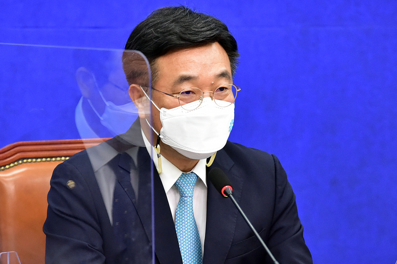 윤호중 더불어민주당 비상대책위원장 겸 원내대표가 30일 오전 국회에서 열린 비대위원회의에서 발언하고 있다. 이상섭 기자
