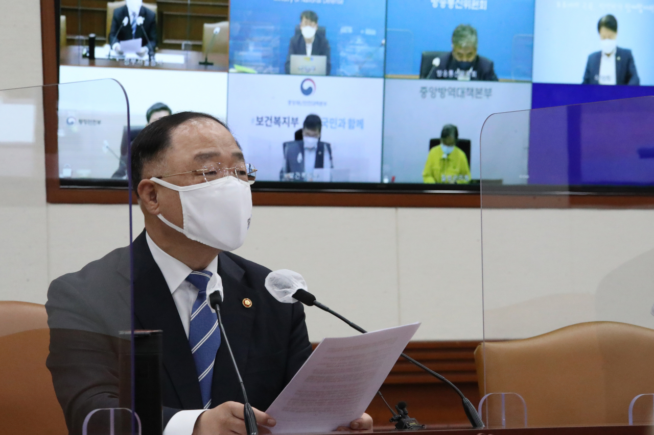 홍남기 국무총리 직무대행이 30일 정부서울청사에서 열린 코로나19 백신·치료제 상황점검회의를 주재하고 있다. [연합]