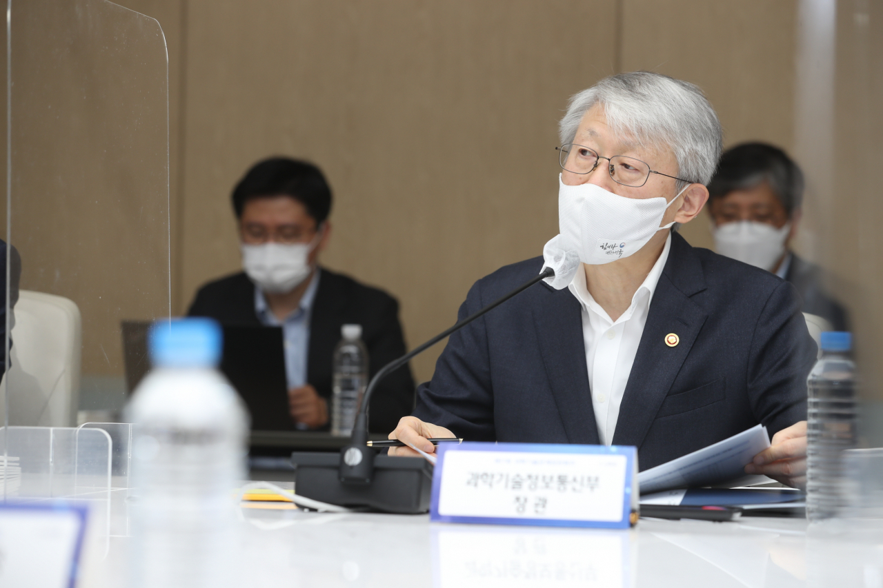 최기영 과학기술정보통신부 장관이 30일 오전 서울 중구 대한상공회의소 컨퍼런스룸에서 열린 '제17회 과학기술관계장관회의' 를 주재하고 있다.[과기정통부 제공]