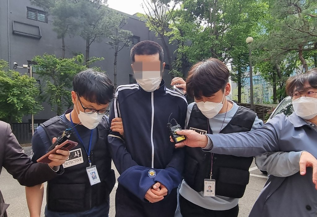아파트 현관에서 70대 노인을 마구잡이로 폭행해 다치게 한 혐의(중상해)를 받는 20대 A씨가 지난 24일 서울 마포구 서울서부지법에서 구속 전 피의자 심문(영장실질심사)을 받기 위해 출석하고 있다. [연합]