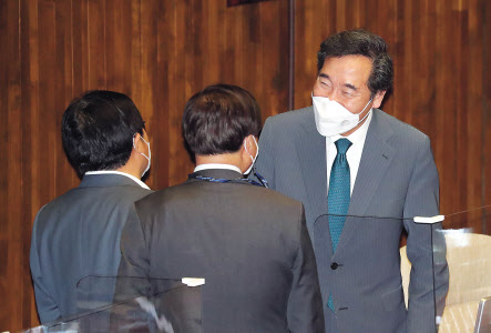 이재명 경기도 지사와 이낙연 전 더불어민주당 대표가 각각 ‘성장·공정’과 ‘신복지체제’를 비전으로 제시하며 대권 행보에 속도를 내고 있다. 위쪽 사진은 지난 28일 경기도 고양시 킨텍스에서 열린 ‘2021 대한민국 기본소득 박람회’ 개막식에 참석해 관계자를 격려하고 있는 이지사. 아래쪽 사진은 29일 국회 본회의장에서 활짝 웃으며 의원들과 대화하고 있는 이 전 대표. [연합]
