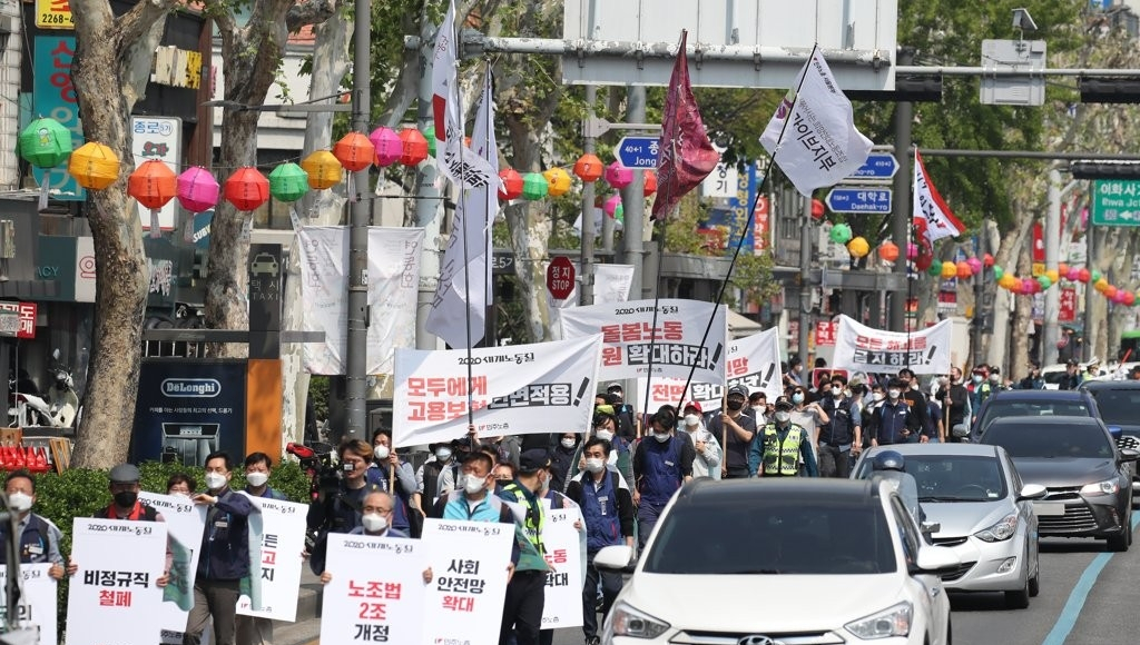 근로자의 날이었던 지난해 5월 1일 오후 서울 종로구 대학로 마로니에공원에서 열린 130주년 세계 노동절 공동행동을 마친 참가자들이 종로구 우정국로 조계사까지 행진하고 있다. [연합]