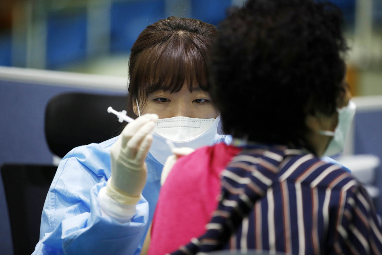 지난 27일 오전 광주 북구 코로나19 예방접종센터에서 의료진이 75세 이상 일반인에게 화이자 백신을 접종하고 있다. [연합]