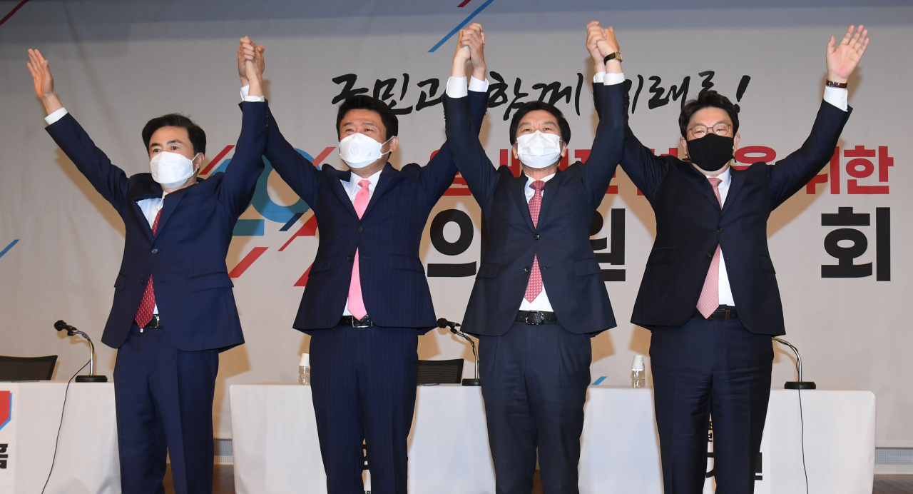 30일 오전 서울 여의도 국회도서관 대강당에서 열린 국민의힘 원내대표 선출을 위한 의원총회에서 김태흠(왼쪽부터), 유의동, 김기현, 권성동 후보가 의원들에게 인사하고 있다.[헤럴드경제=이상섭 기자]