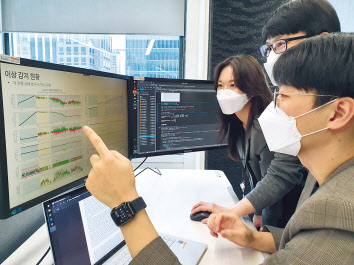 SK이노베이션 직원들이 서울 종로구 SK서린빌딩에서 배터리 모니터링 데이터를 살펴보고 있다. [SK이노베이션 제공]