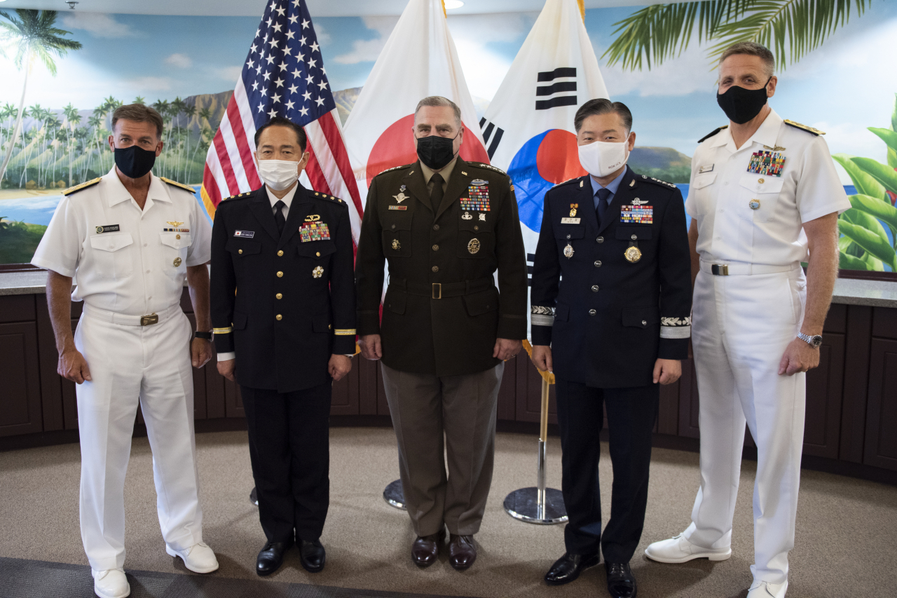 왼쪽부터 존 아퀼리노 인도태평양사령관(취임예정), 야마자키 코지 일본 통합막료장, 마크 밀리 미국 합참의장, 원인철 합참의장, 필립 데이비슨 인도태평양사령관(이임 예정). [합동참모본부 제공]