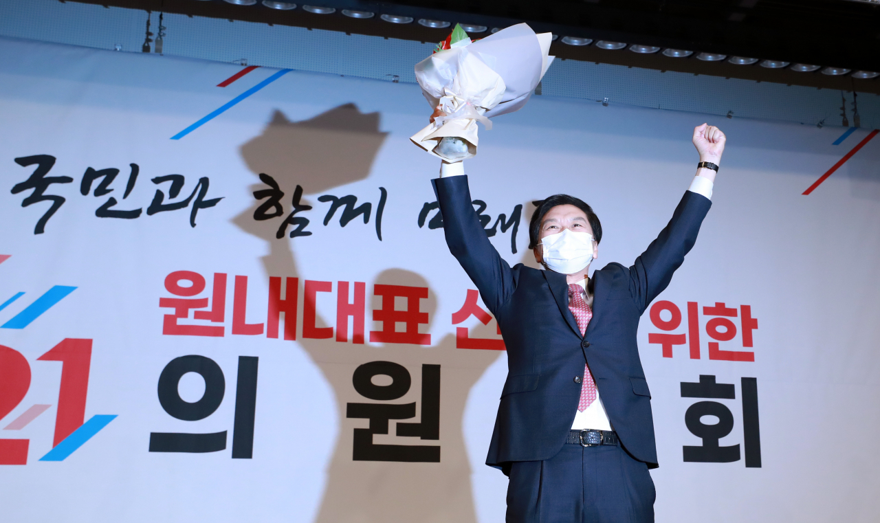30일 서울 여의도 국회도서관 대강당에서 열린 국민의힘 원내대표 선출을 위한 의원총회에서 신임 원내대표에 선출된 김기현 의원이 인사하고 있다. [헤럴드경제=이상섭 기자]