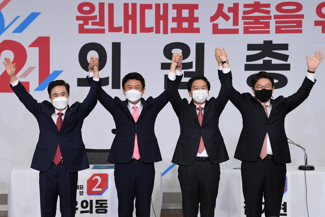 국민의힘 원내대표 후보자인 김태흠(왼쪽부터), 유의동, 김기현, 권성동 의원이 30일 오전 서울 여의도 국회도서관 대강당에서 열린 국민의힘 원내대표 선출 의원총회에 참석해 합동토론을 앞두고 손을 맞잡아 들고 기념촬영하고 있다.[헤럴드경제=이상섭 기자]