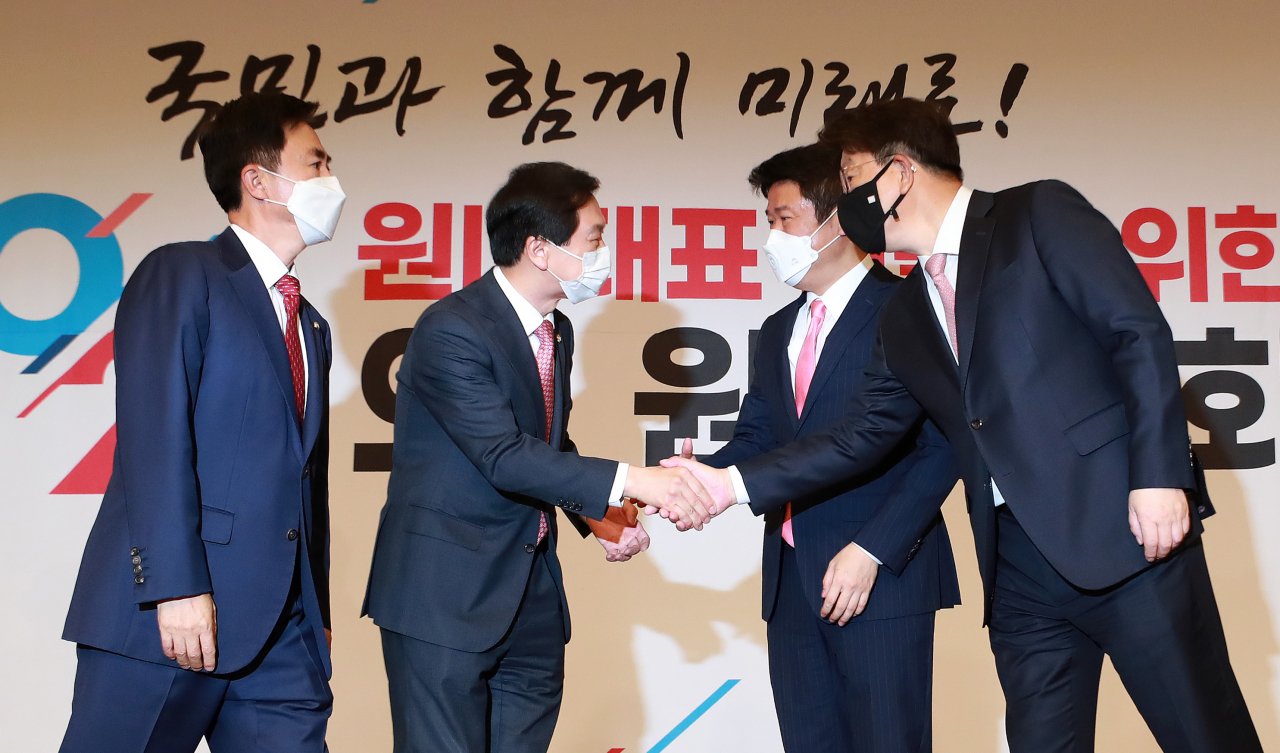 30일 서울 여의도 국회도서관 대강당에서 열린 국민의힘 원내대표 선출을 위한 의원총회에서 신임 원내대표에 선출된 김기현 의원(왼쪽 두 번째)이 함께 경쟁한 김태흠, 유의동, 권성동 의원으로부터 축하받고 있다. [헤럴드경제=이상섭 기자]