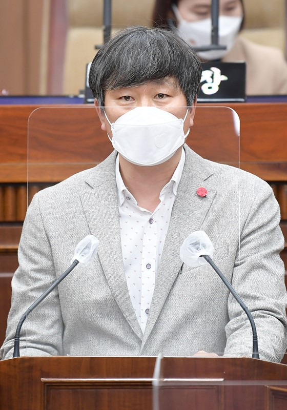 김포시의회 한종우 의원이 30일 열린 김포시의회 제209회 임시회 2차 본회의에서 5분 자유발언을 하고 있다.