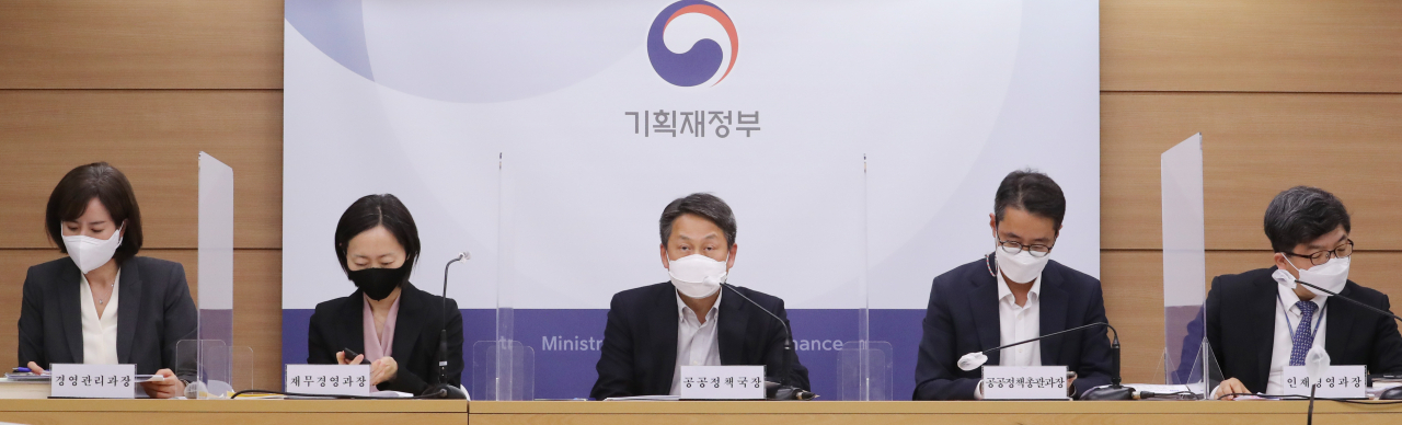 우해영 기획재정부 공공정책국장 등 관계자들이 지난 29일 정부세종청사에서 2020년도 공공기관 경영정보 공시 사전브리핑을 하고 있다. [연합]