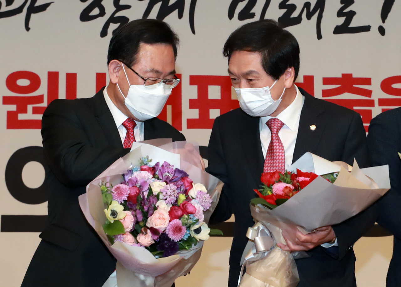 30일 서울 여의도 국회도서관 대강당에서 열린 국민의힘 원내대표 선출을 위한 의원총회에서 신임 원내대표에 선출된 김기현 의원(오른쪽)이 전임 주호영 원내대표로부터 축하받고 있다. [연합]