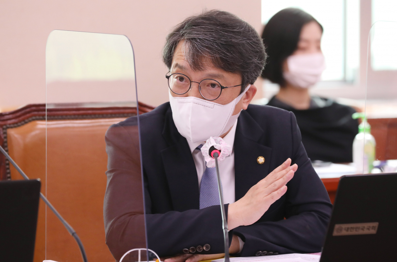 김의겸 열린민주당 의원이 지난 27일 국회에서 열린 문화체육관광위원회 전체회의에서 질의를 하고 있다. [연합]