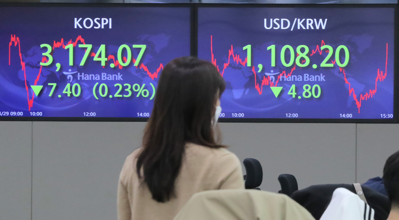 1일 코스피가 나흘 연속 하락 마감했다. 사진은 이날 오후 서울 중구 하나은행 본점 딜링룸. [연합]