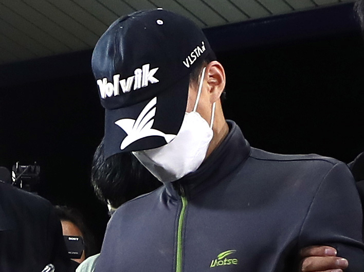 30대 누나를 살해한 혐의를 받는 20대 남동생 A씨가 29일 오후 인천시 강화군 강화읍 강화경찰서로 압송되고 있다. A씨는 누나 B씨를 흉기로 여러 차례 찔러 살해한 뒤 인천시 강화군 삼산면 석모도 한 농수로에 유기한 혐의를 받고 있다. [연합]