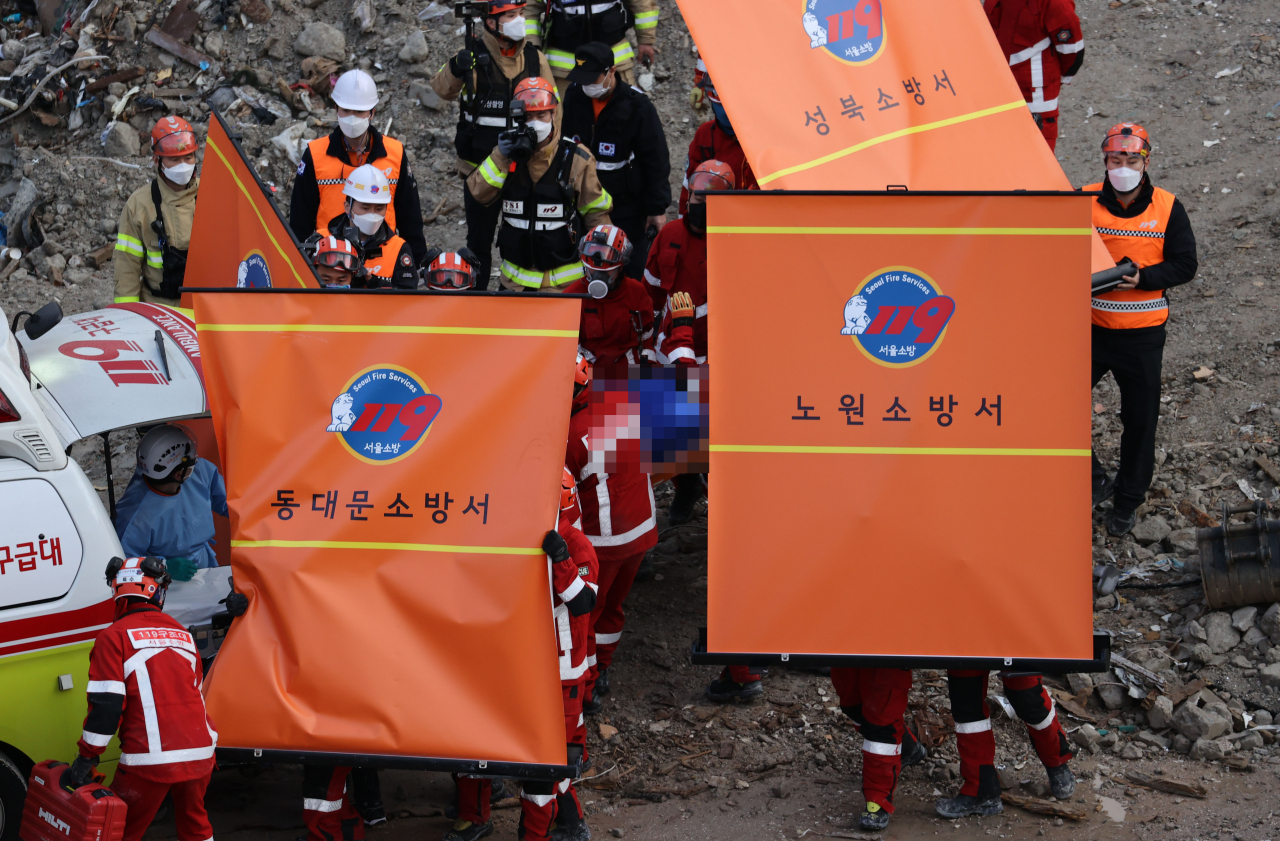 1일 오후 서울 성북구 장위10구역 붕괴현장에서 구조대원들이 철거하던 건물이 무너져 매몰됐다 숨진 50대 노동자 남성의 시신을 수습하고 있다. 연합뉴스