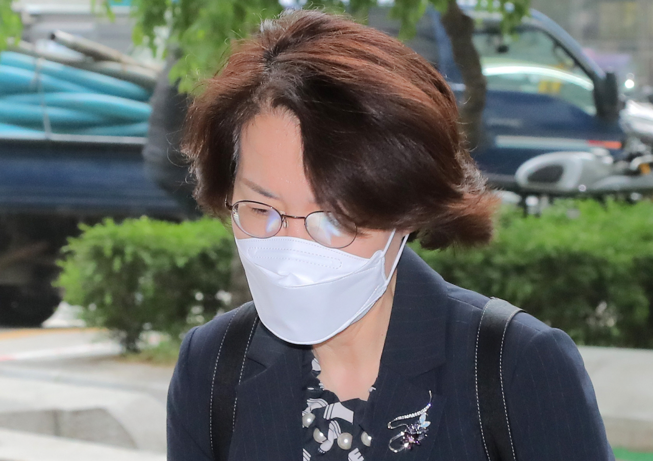 임혜숙 과학기술정보통신부 장관 후보자가 지난달 28일 오전 서울 광화문 우체국에 마련된 후보자 사무실로 출근하고 있다. [연합]
