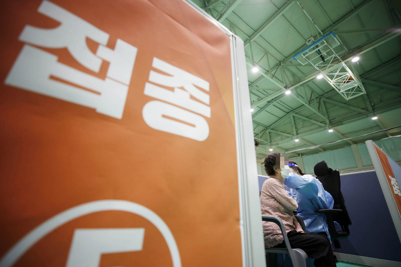지난달 30일 오후 광주 북구 코로나19 예방접종센터에서 보건소 의료진이 75세 이상 어르신들에게 화이자 백신 접종을 하고 있다. [연합]