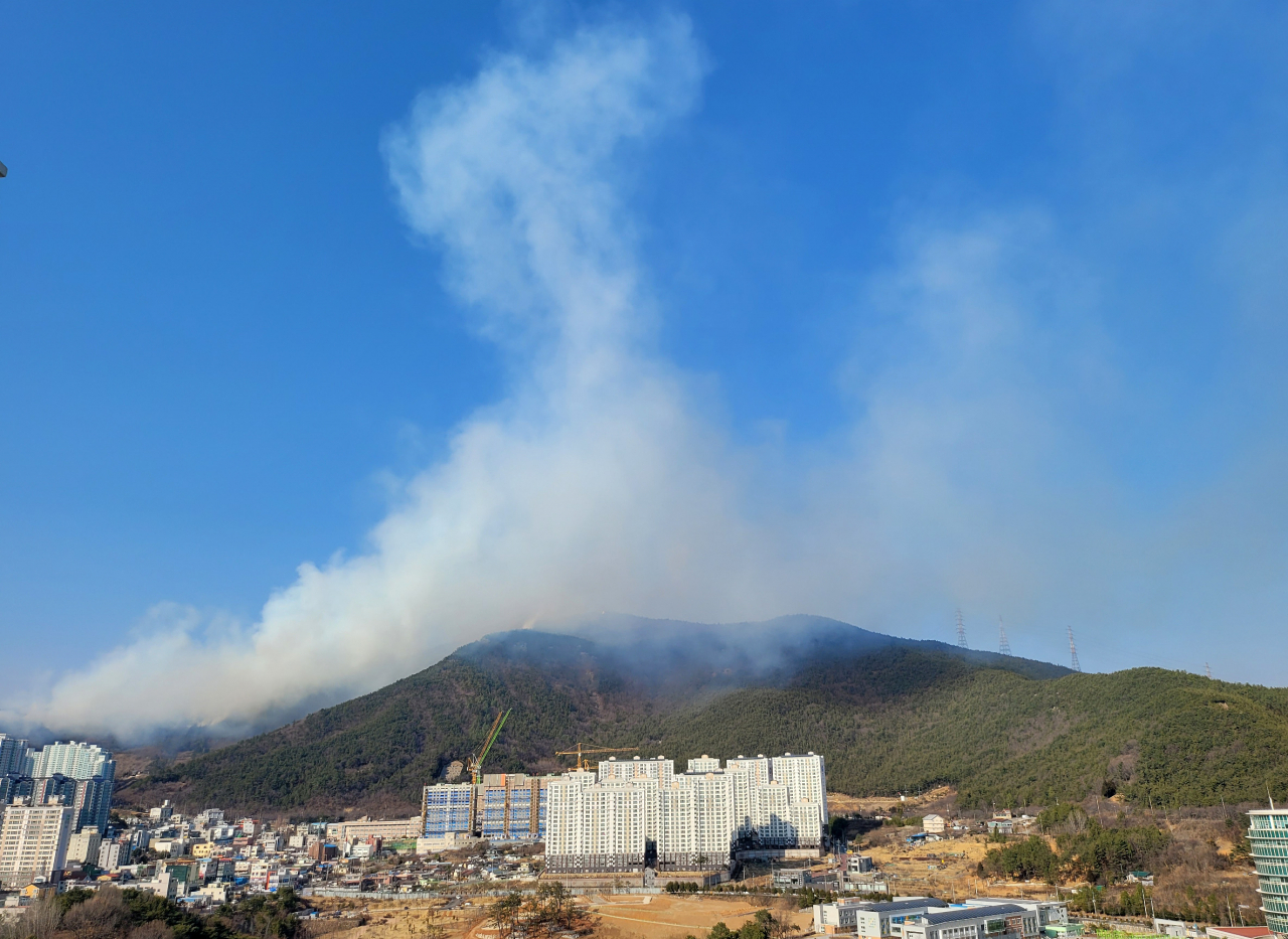 지난 2월 10일 낮 12시42분께 전남 광양시 마동 가야산에서 산불이 발생해 연기가 솟구치고 있다. [연합]