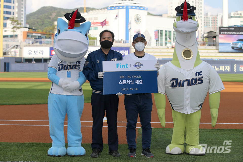 정인영 디셈버앤컴퍼니자산운용 대표(우측)와 황순현 NC 다이노스 대표(좌측)가 공식 후원 협약을 체결하고 기념 촬영을 하고 있다. [핀트 제공]
