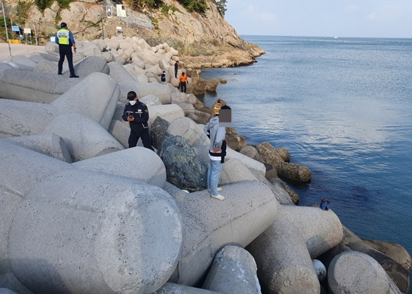 여수 돌산도에서 낚시객이 추락사고가 발생해 해경이 수색하고 있다. [여수해경 제공]