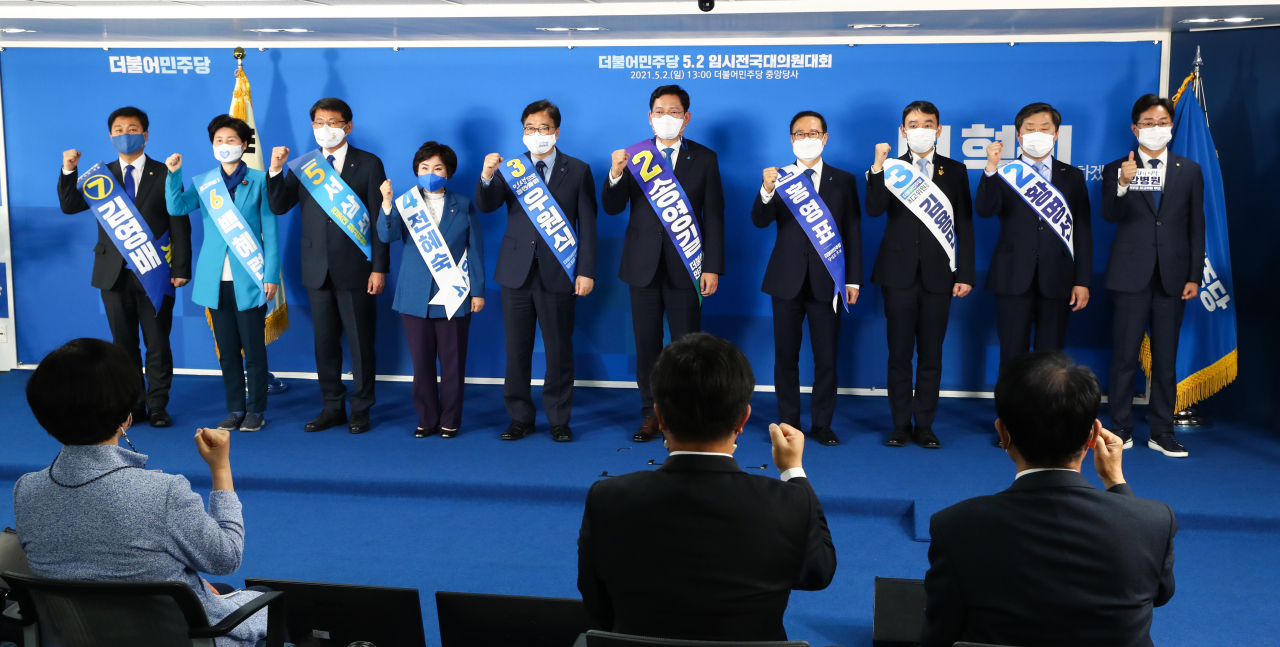 더불어민주당 최고위원에 출마한 김영배(왼쪽부터), 백혜련, 서삼석, 전혜숙 후보, 당 대표에 출마한 우원식, 송영길, 홍영표 후보, 최고위원에 출마한 김용민, 황명선, 강병원 후보가 2일 서울 여의도 중앙당사에서 열린 2021 임시전국대의원대회에서 정견발표에 앞서 기념촬영하고 있다. [연합]