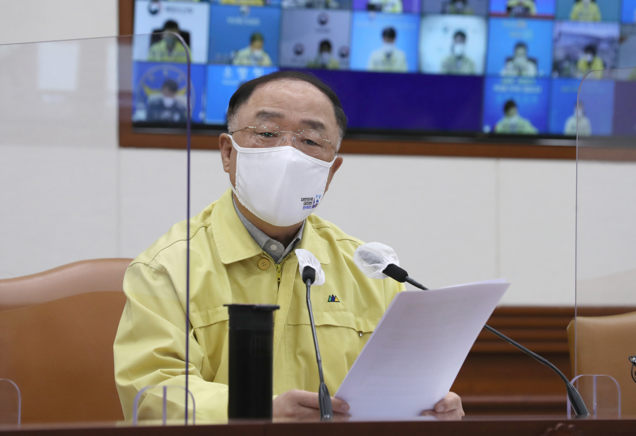 홍남기 국무총리 직무대행이 2일 정부서울청사에서 열린 코로나19 대응 중앙재난안전대책본부 회의에서 발언하고 있다. [연합]