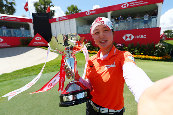 김효주가 LPGA 투어 HSBC 위민스 월드 챔피언십 우승컵을 들고 기뻐하고 있다. [게티이미지]