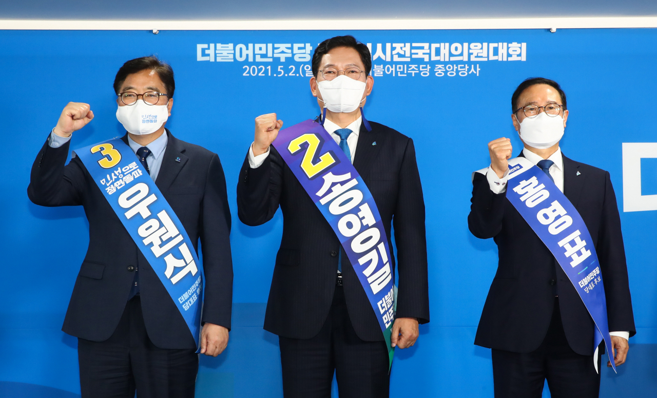 더불어민주당 당 대표에 출마한 우원식(왼쪽부터), 송영길, 홍영표 후보가 2일 서울 여의도 중앙당사에서 열린 2021 임시전국대의원대회에서 정견발표에 앞서 기념촬영하고 있다. [연합]