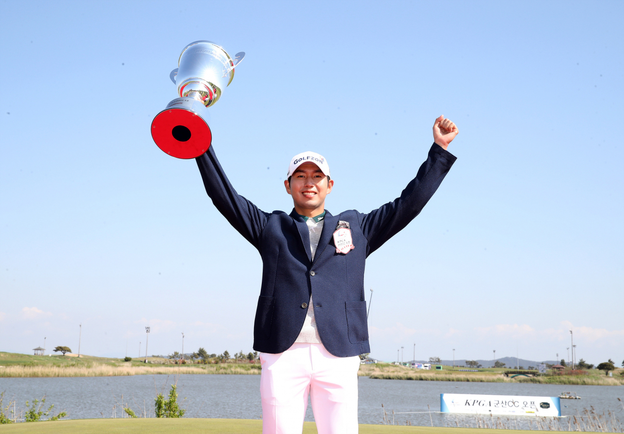김동은이 코리언투어 데뷔 첫승을 거둔 뒤 트로피를 들고 기뻐하고 있다.[KPGA]