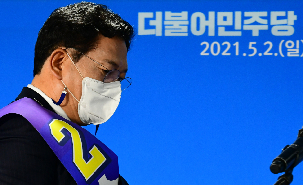 더불어민주당 새 대표로 선출된 송영길 의원이 2일 서울 여의도 중앙당사에서 열린 임시전국대의원대회에서 수락연설을 위해 단상에 오르고 있다. [연합]