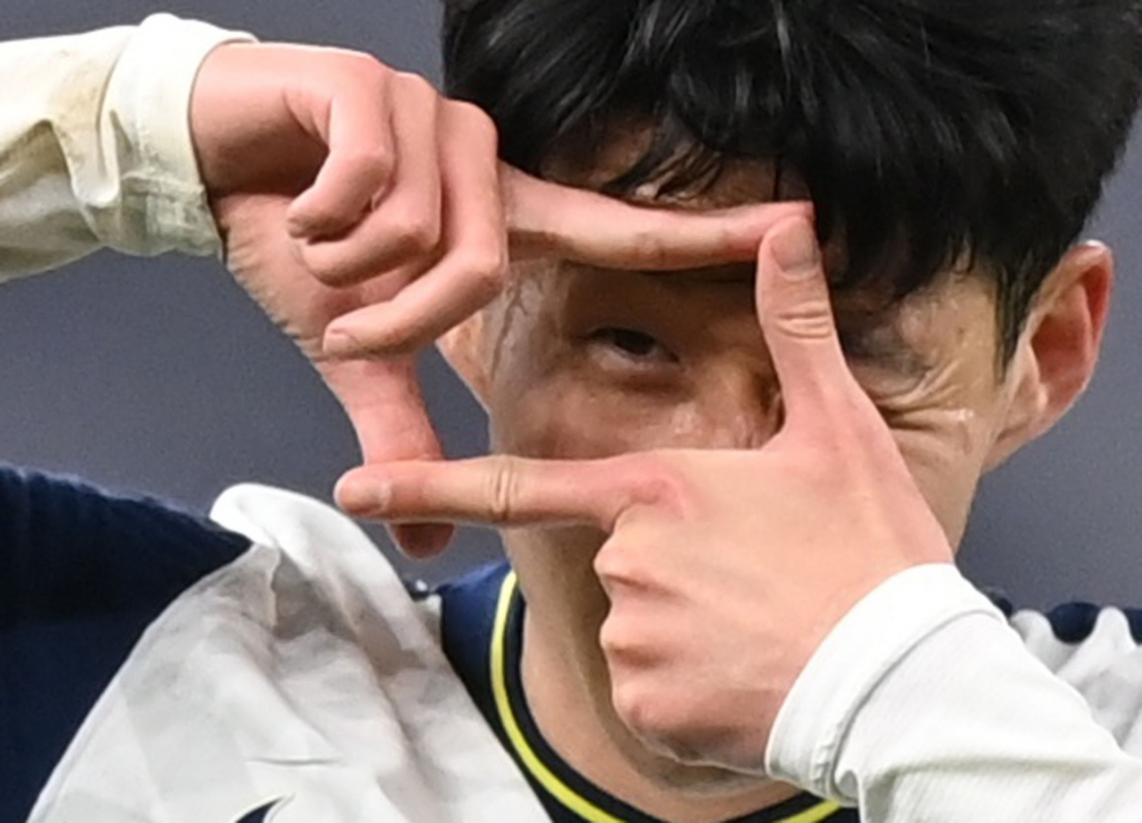 손흥민(29, 토트넘)이 2020-2021 잉글리시 프리미어리그(EPL) 34라운드 셰필드 유나이티드와 홈경기에 선발 출장해 후반 32분 승리를 확정짓는 쐐기골 터뜨린 후 세리머니를 펼치고 있다. [로이터]