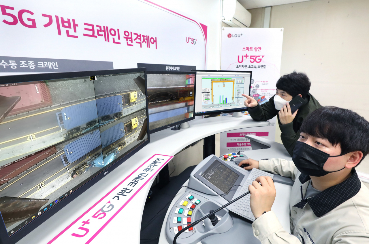 LG유플러스는 부산항만공사(BPA)와 함께 5G 네트워크를 하역장비·물류창고 등 항만 운영에 적용, 스마트항만을 구축한다고 밝혔다. 사진은 부산항 5G로 원격제어되는 컨테이너크레인과 관제실 모습 [LG유플러스 제공]