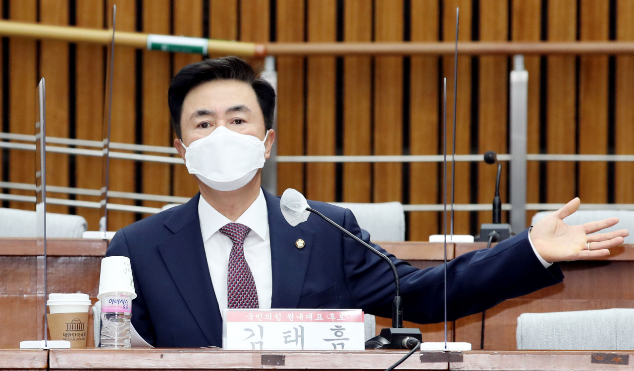 김태흠 국민의힘 의원이 지난달 27일 오전 서울 여의도 국회에서 열린 ‘국민의힘 원내대표 후보자-재선의원 간담회’에 참석해 있다. [연합]