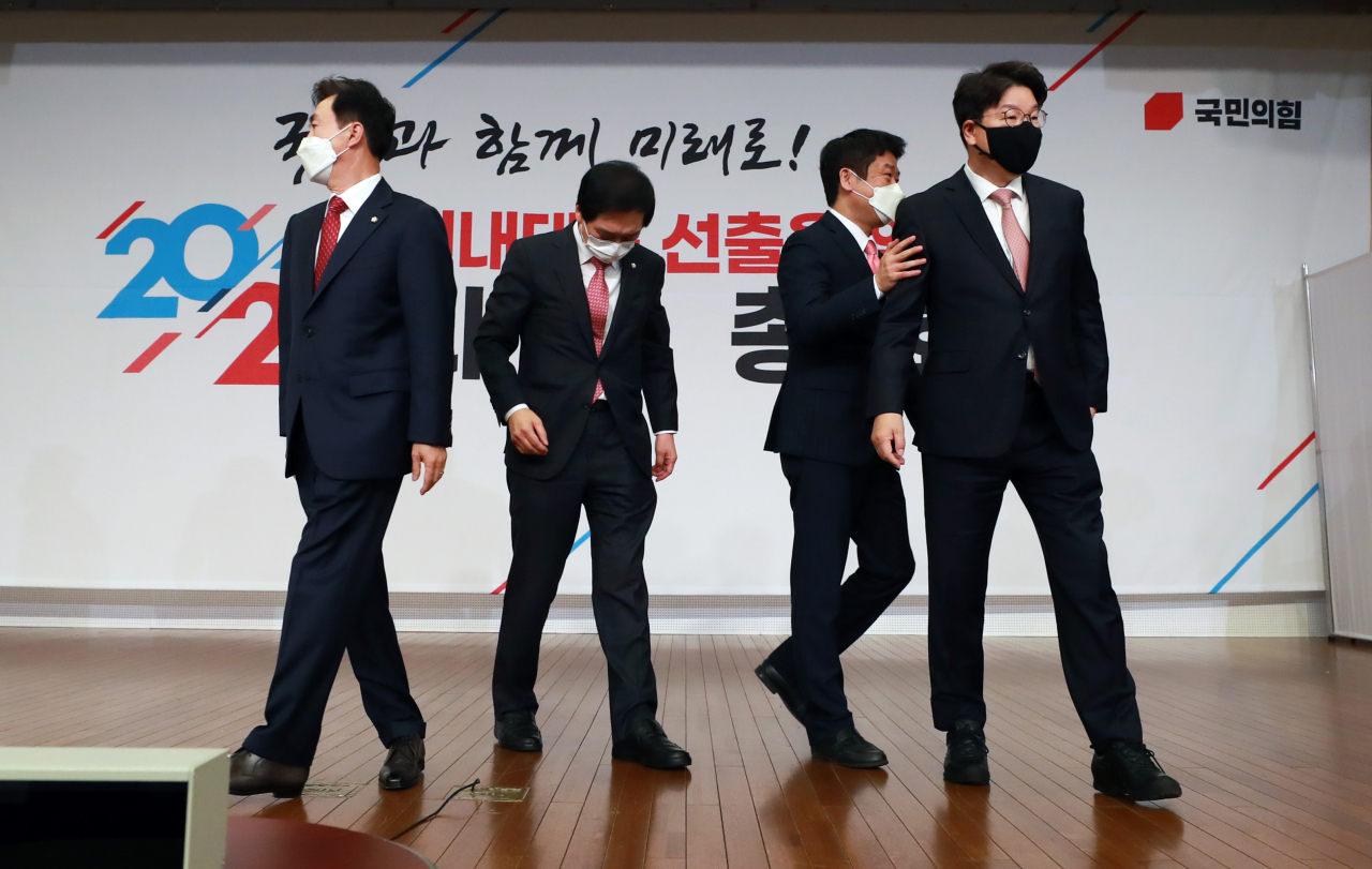 지난달 30일 서울 여의도 국회도서관 대강당에서 열린 국민의힘 원내대표 선출을 위한 의원총회에서 신임 원내대표에 선출된 김기현 의원(왼쪽 두 번째)이 기념촬영을 마친 뒤 연단에서 내려오고 있다. 왼쪽부터 김태흠, 김기현, 유의동, 권성동 의원. [연합]