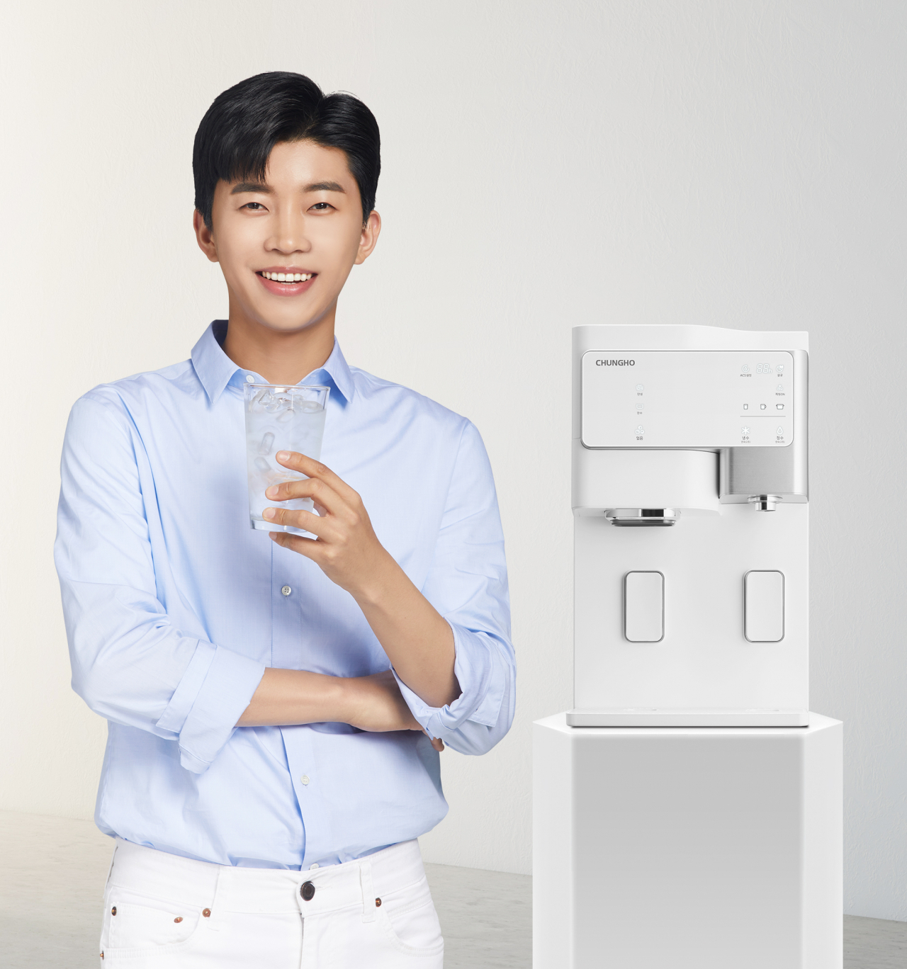 청호나이스 전속모델 임영웅과 살균얼음정수기 세니타[청호나이스 제공]