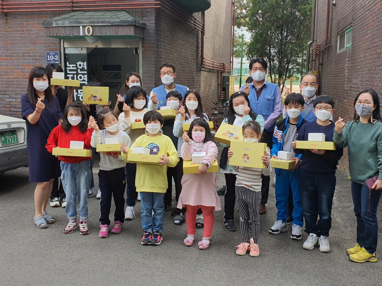 포스코건설이 어린이날을 맞아 논현지역아동센터 어린이들에게 선물을 전달했다
