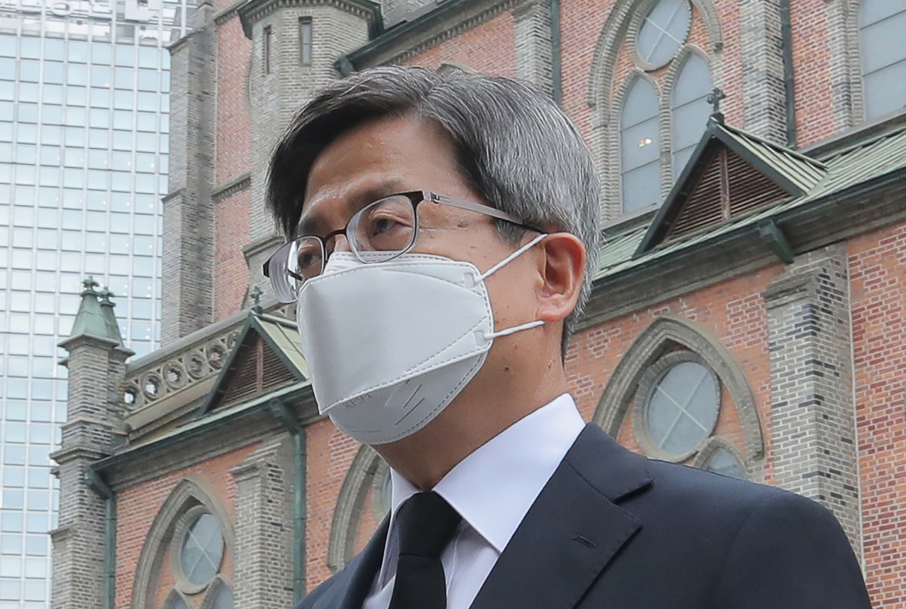 김명수 대법원장이 30일 오후 서울 중구 명동성당에서 고(故) 정진석 추기경 조문을 위해 이동하고 있다. [연합]