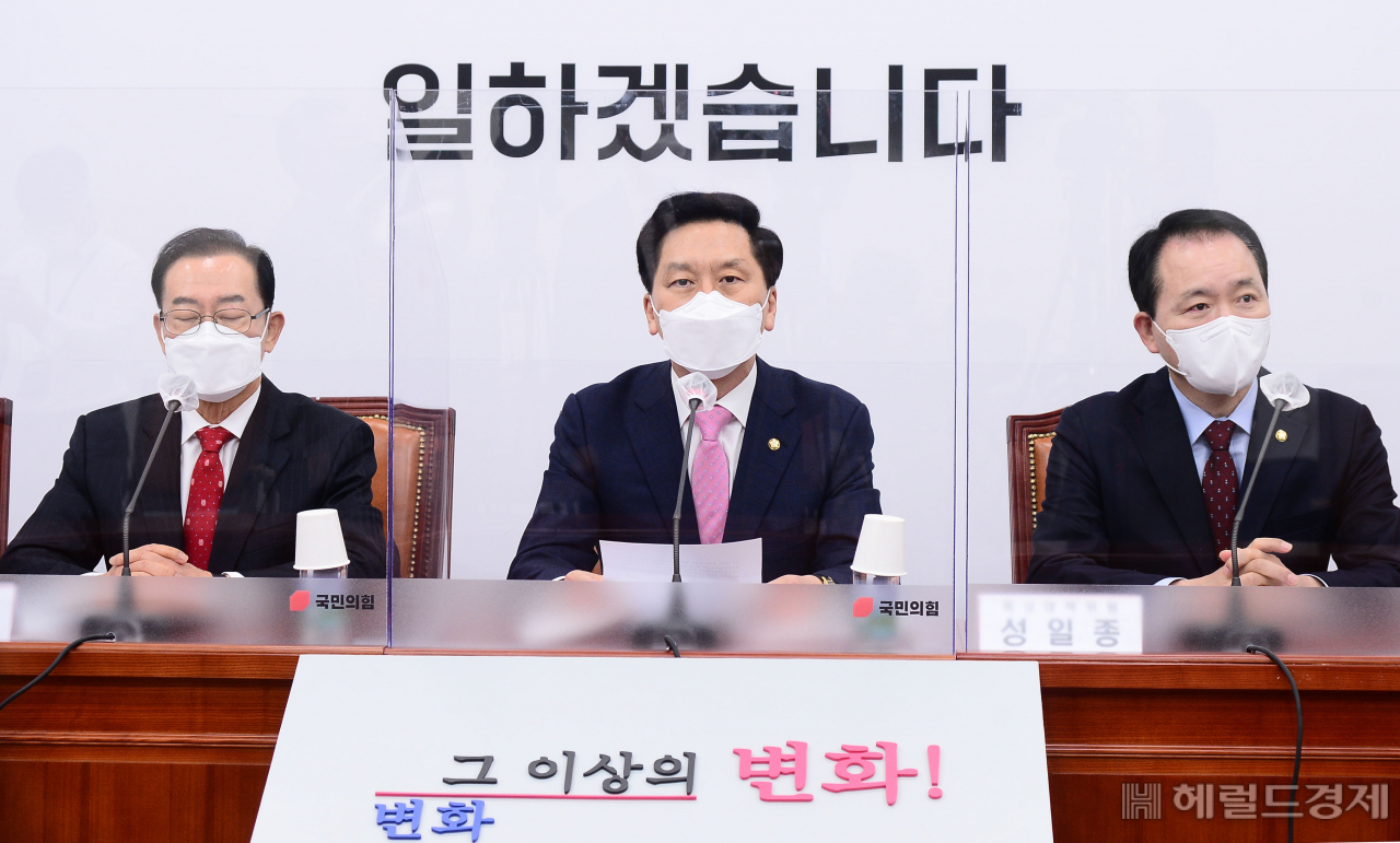 [헤럴드경제=이상섭 기자] 김기현 국민의힘 당대표 권한대행 겸 원내대표가 3일 서울 여의도 국회에서 열린 비상대책위원회의에서 발언하고 있다. babtong@heraldcorp.com