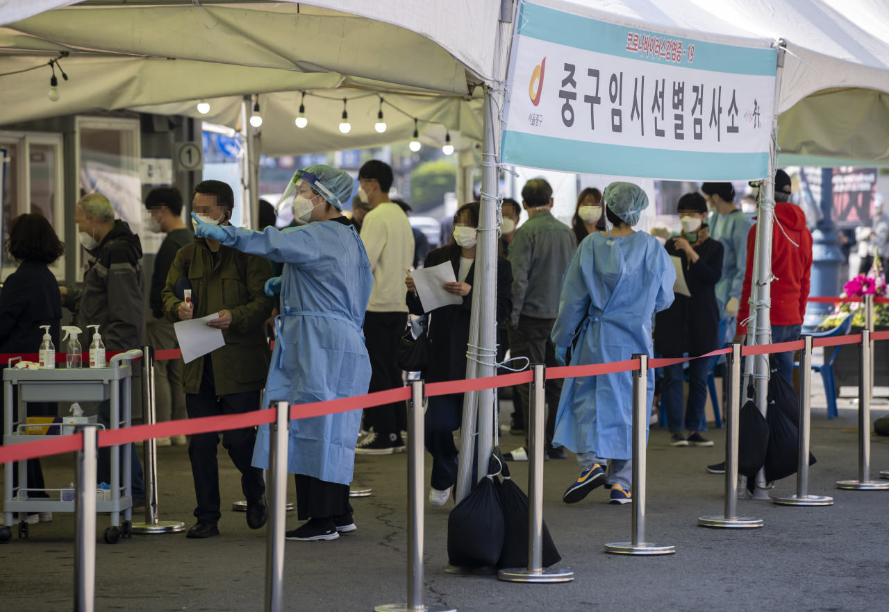 국내 신종 코로나바이러스 감염증(코로나19) 신규 확진자 수가 400명 후반을 기록한 3일 오전 서울역에 설치된 중구임시선별검사소에서 시민들이 검사를 받기 위해 줄을 서 있다. [연합]