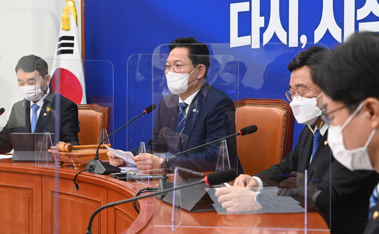 더불어민주당 송영길 새 대표가 3일 서울 여의도 국회에서 열린 첫 최고위원회의에서 발언하고 있다. 왼쪽부터 김용민 최고위원, 송영길, 윤호중 원내대표. [사진=이상섭 기자/babtong@heraldcorp.com]
