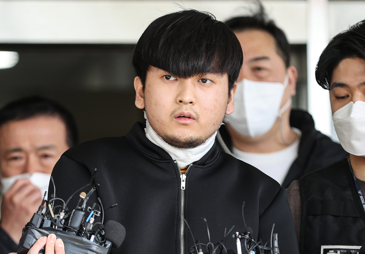 서울 노원구의 한 아파트에서 세 모녀를 살해한 혐의를 받는 김태현이 지난 4월 9일 오전 검찰로 송치되기 위해 서울 도봉경찰서에서 나오다 마스크를 벗고 있다. [연합]