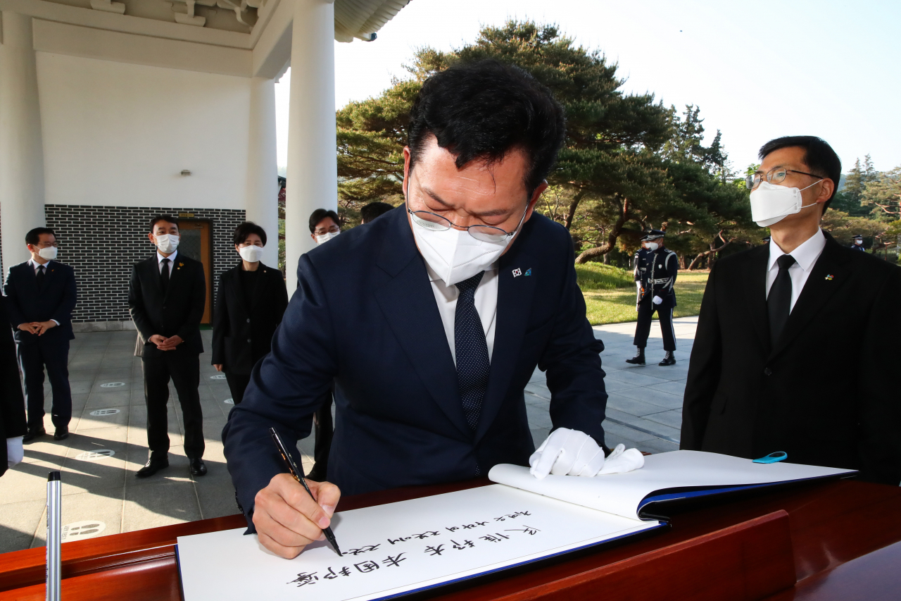 송영길 더불어민주당 대표가 3일 오전 서울 동작구 국립서울현충원 현충탑에서 참배한 뒤 방명록에 "국민은 나라의 근본이니 근본이 튼튼해야 나라가 번영합니다"고 기록하고 있다. [연합]