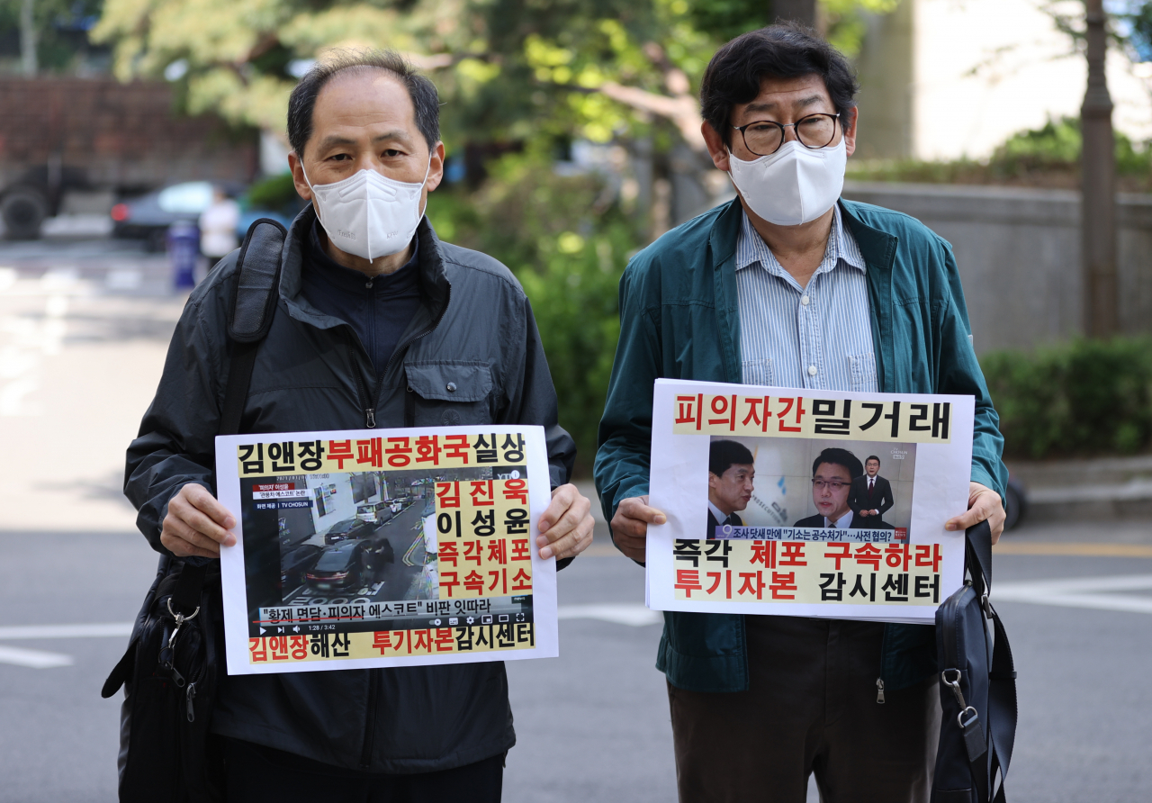 김진욱 고위공직자범죄수사처장을 고발한 윤영대(왼쪽) 투기자본감시센터 공동대표 등이 3일 오전 서울 마포구 서울경찰청 반부패·공공범죄수사대에서 고발인 조사를 받기 위해 출석하며 취재진의 질문에 답하고 있다. [연합]