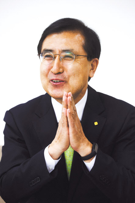 강순희 근로복지공단 이사장은 “공단이 명실상부한 ‘노동복지허브’의 역할을 수행하면서 ‘사회보험 제도 진입은 쉽게, 보장은 넓게, 결정은 공정하게’하겠다”며 “언제 어디서나 일하는 사람을 틈새없이 두텁게 보호해 일하는 생애를 아우르는 진정한 ‘희망버팀목’으로 국민에게 환영받는 공공기관으로 기억되도록 할 것”이라고 말했다. 박해묵 기자