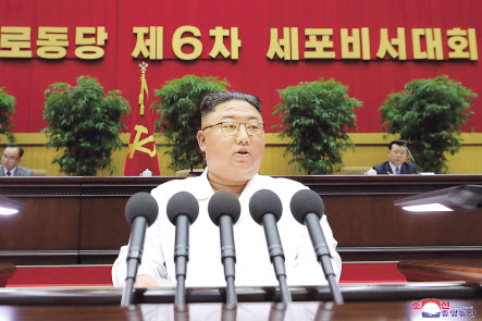 조 바이든 미국 정부가 대북정책 검토를 끝내면서 북한과 신경전이 고조되고 있다. 사진은 지난달 28일(현지시간) 취임 후 첫 의회연설을 하고 있는 바이든 미 대통령(위쪽)과 지난달 8일 당세포비서대회에서 발언하고 있는 김정은 북한 국무위원장. [AP·연합]