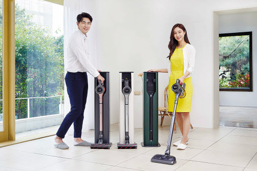 모델들이 각각 LG 코드제로 A9(왼쪽)과올인원타워를 소개하고 있다. [LG전자 제공]