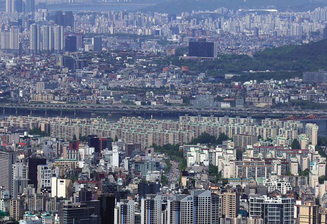 서울 송파구 롯데월드타워 전망대에서 바라본 아파트 단지 모습. [연합]