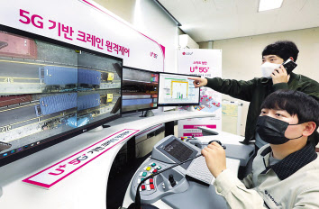 LG유플러스는 부산항만공사(BPA)와 함께 5G 네트워크를 하역장비·물류창고 등 항만 운영에 적용, 스마트항만을 구축한다고 밝혔다. 사진은 부산항 5G로 원격제어되는 컨테이너크레인과 관제실 모습. [LG유플러스 제공]